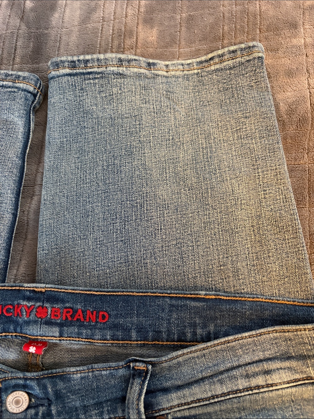 Lucky Brand Men's Light Wash Straight Jeans - Picture 4 of 7